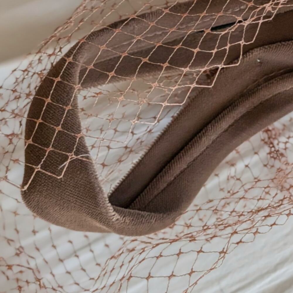 Elegant Vintage Brown Velvet Fascinator with Birdcage Lace Button Detail - Picture 6 of 7